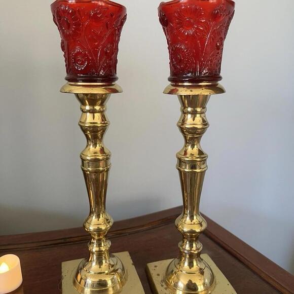 Holding for MBED  Daisy Floral Red Glass Peg Votive Candle Holder set of 5 — - Picture 9 of 12